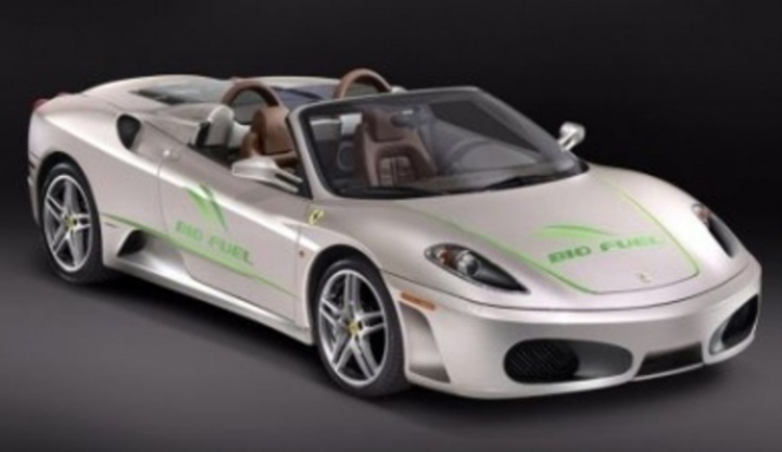 Osobní automobil značky Ferrari Bio Fuel a jeho prezentace na výstavě automobilů