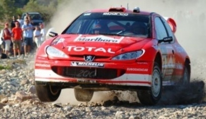Závod rallye WRC a záběr na skod závodního automobilu