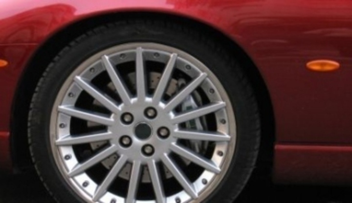 Detailní záběr na přední pneumatiku osobního automobilu
