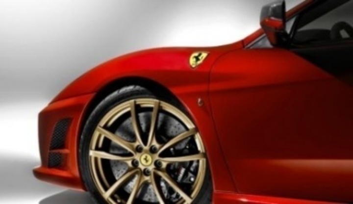 Osobní automobil značky Ferrari F430 Scuderia a jeho detailní pohled na přední kolo