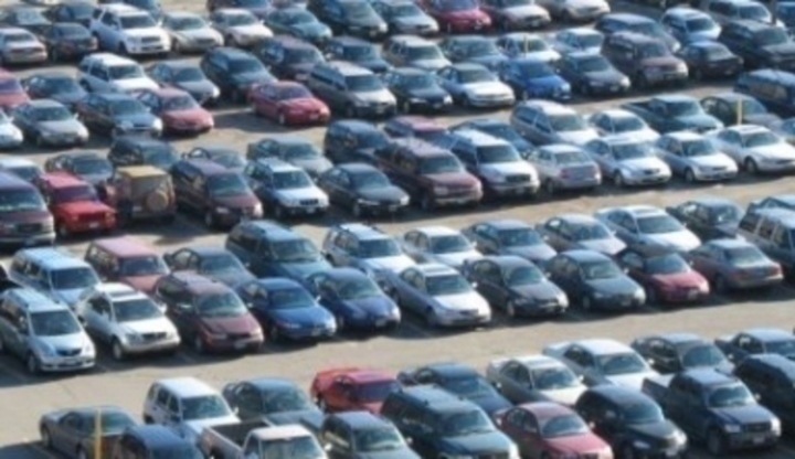 Záběr na plné parkoviště osobních automobilů v autobazarech