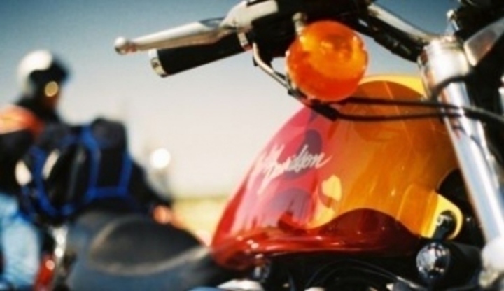 Detailní záběr na nádrž motocyklu