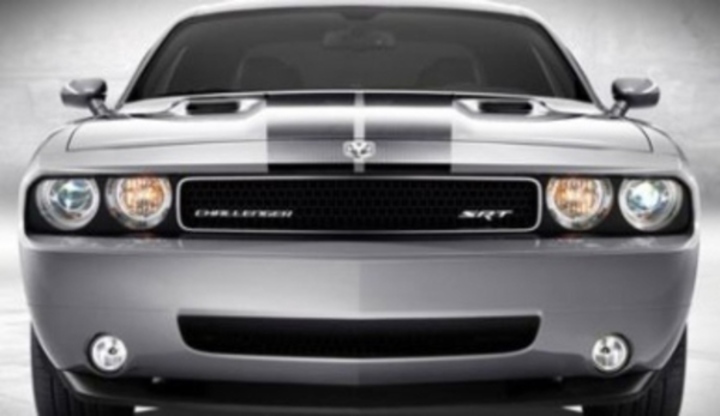 Osobní automobil Dodge Challenger SRT8 a jeho detailní přední pohled