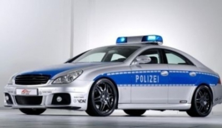 Boční záběr policejního automobilu