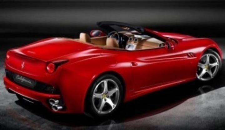 Osobní automobil značky Ferrari California a jeho prezentace na výstavišti