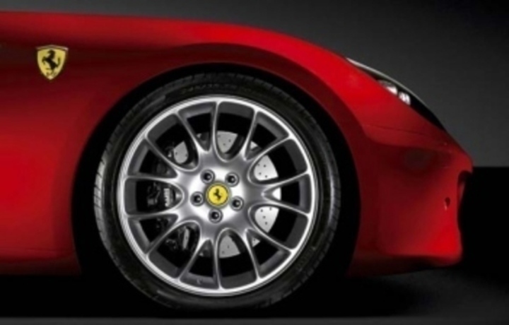 Ferrari 599XX a jeho detailní záběr na jeho přední pravé kolo