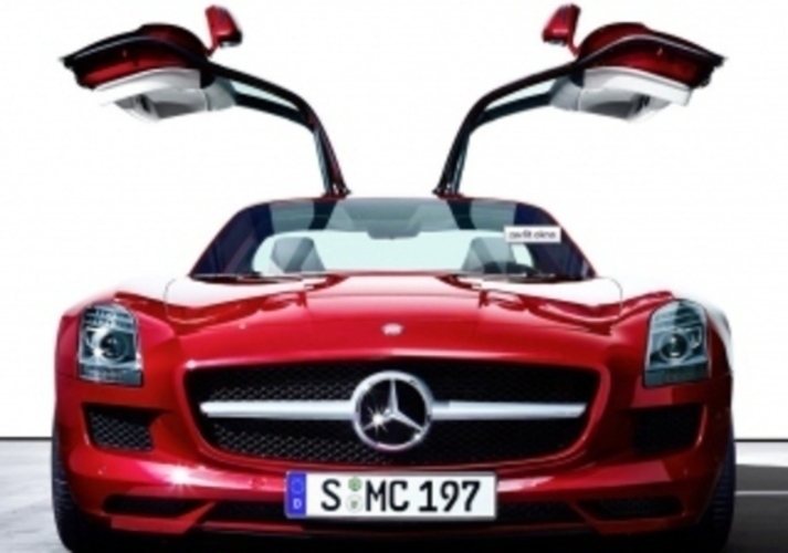 Mercedes-Benz SLS AMG se zvednutými vertikálními dveřmi