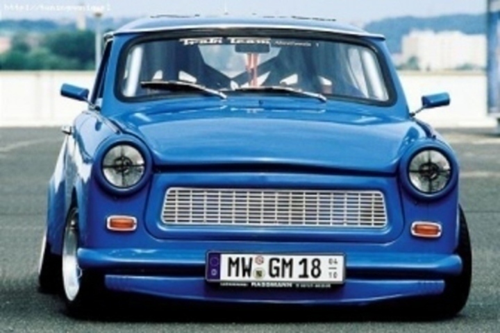 Přední pohled na modrý automobil značky Trabant