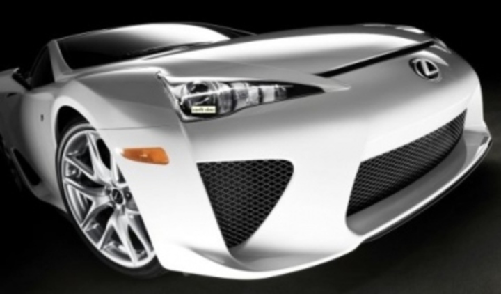 Detailní pohled na přední masku automobilu značky Lexus LF-A 