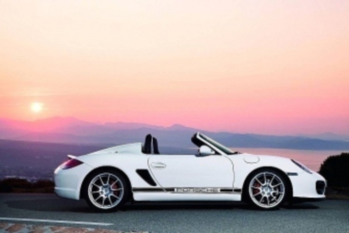 Porsche Boxster Spyder při své prezentaci za doprovodu západu slunce