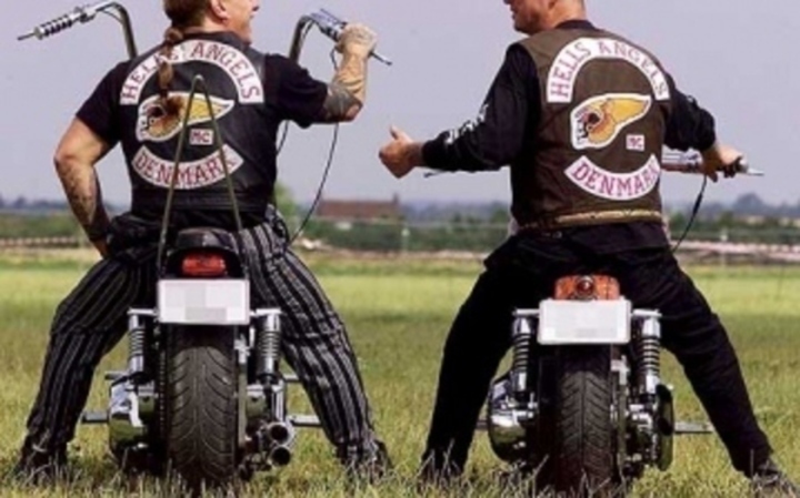 Fotografie zachycující dva motocyklisty z Hells Angels