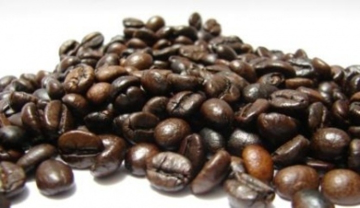 Detailní pohled na zrnka kávy
