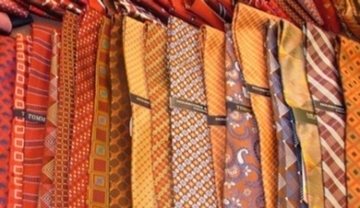 Snímek zachycující různé druhy pánských kravat