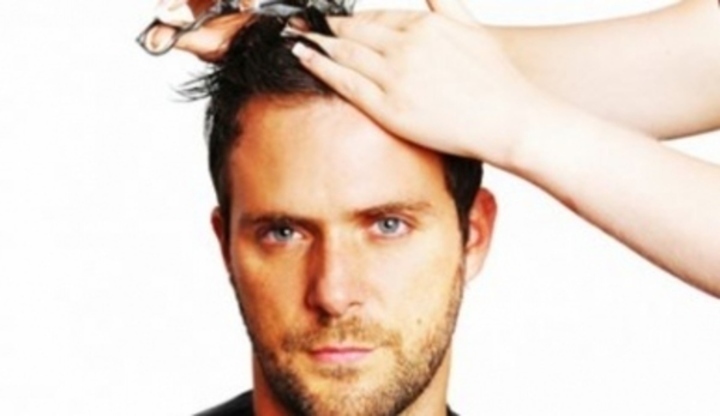 Muž, který si nechává upravovat své vlasy stříháním od kadeřnice