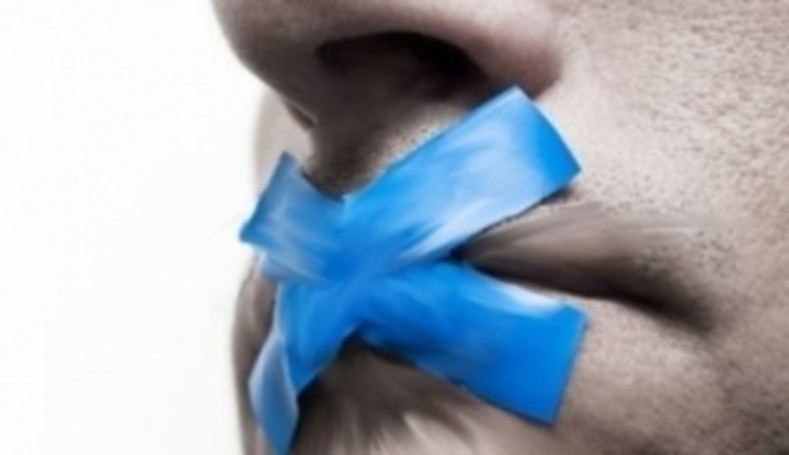 Snímek zachycující muže s přelepenými ústy modrou páskou