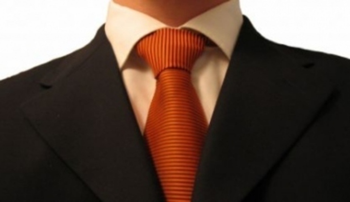 Snímek zachycující pánský oblek s kravatou