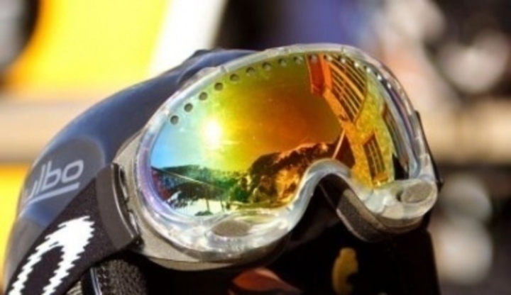 Snímek zachycující lyžařské brýle na lyžařské helmě