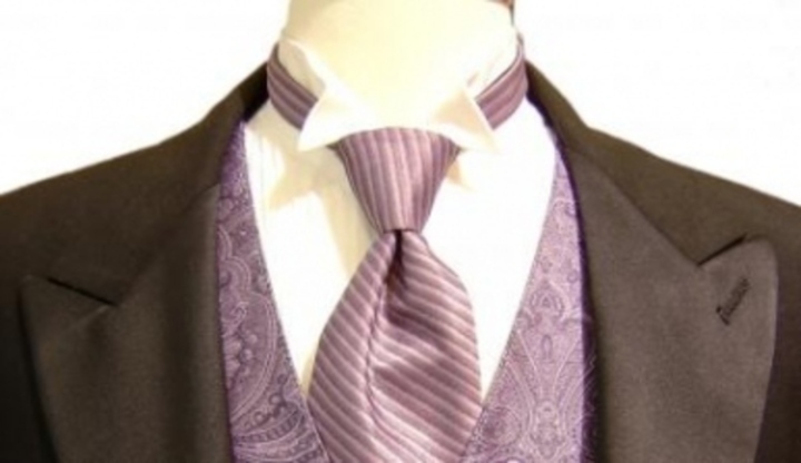 Fotografie pánského obleku s vestou a kravatou