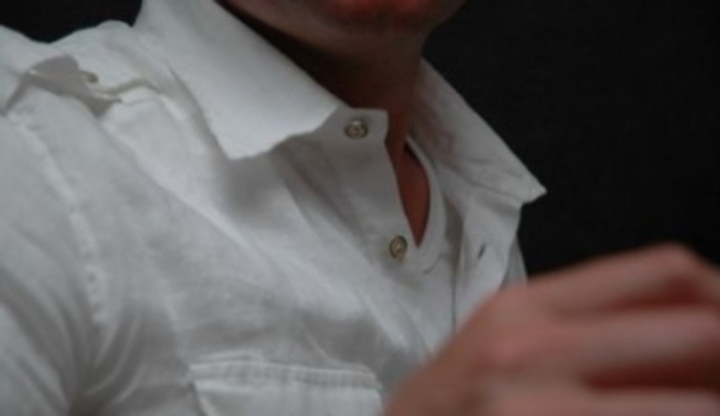 Detailní záběr na mužskou polorozepnutou košili