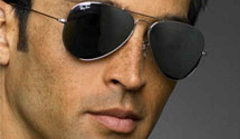 Fotografie muže v černých slunečních brýlích