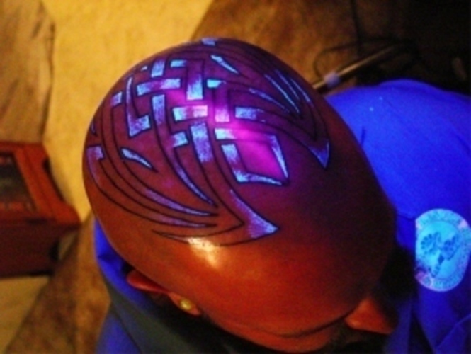 Fotografie zobrazující UV tetování na hlavě
