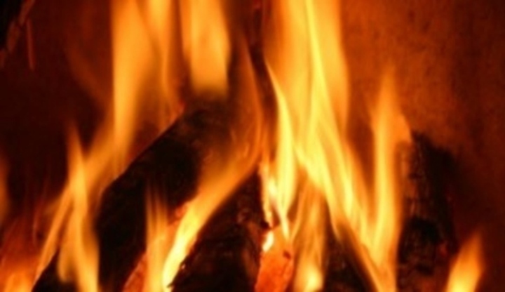 Fotografie zachycující oheň v krbu