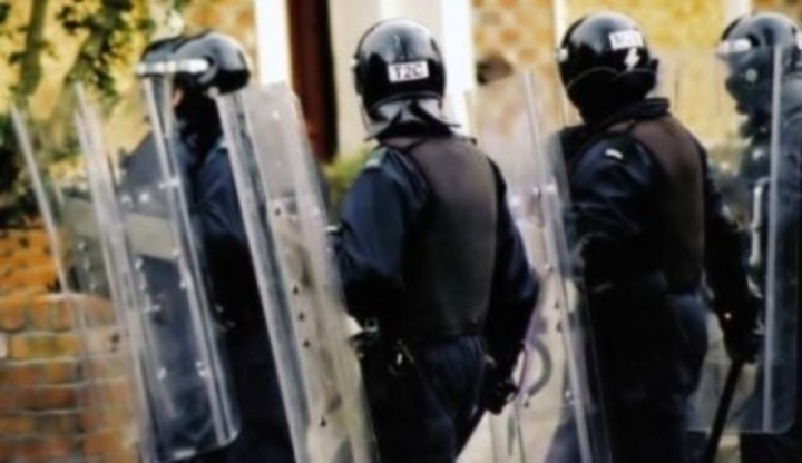 Fotografie policistů s ochrannými štíty