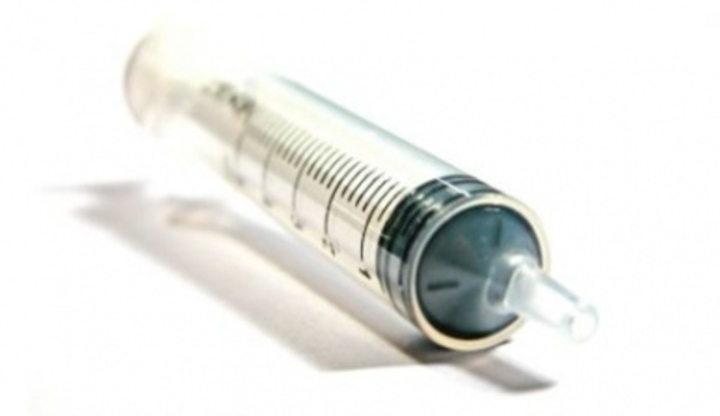 Fotografie zobrazující injekční stříkačku na drogy