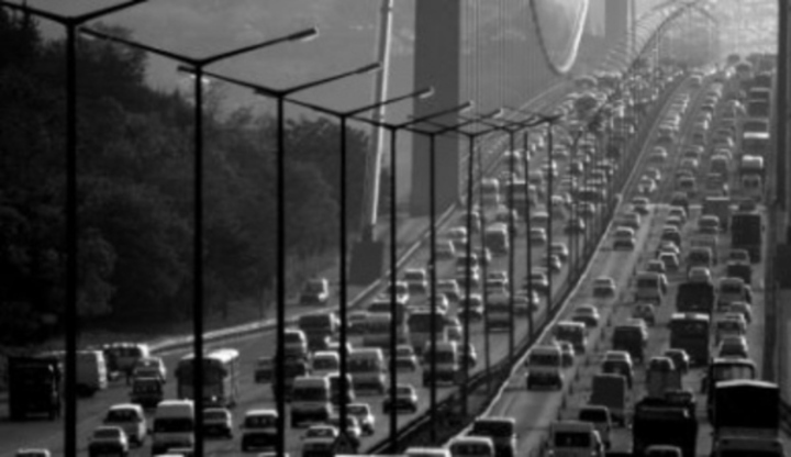 Černobílá fotografie zobrazující provoz aut