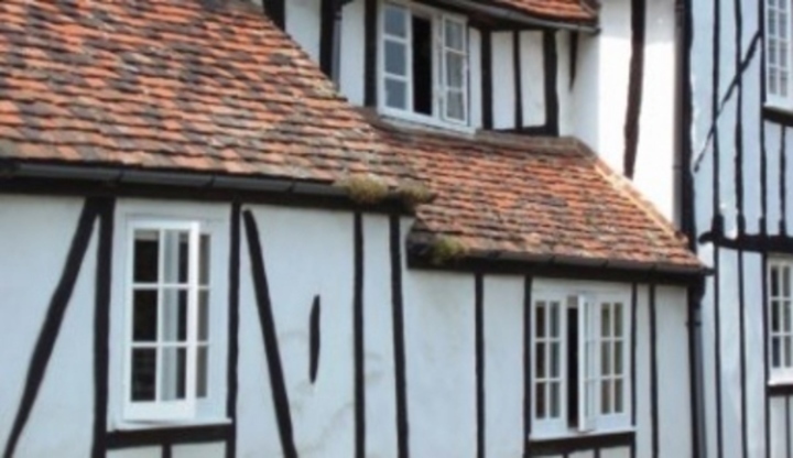 Detailní fotografie zachycují okna domů