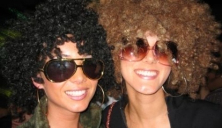 Fotografie dvou smějících se žen ve slunečních brýlích