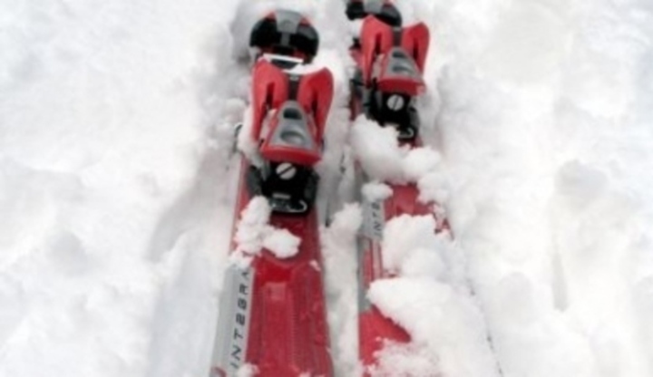 Fotografie dvou lyží, které jsou ve sněhu