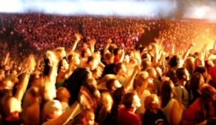 Fotografie zobrazující dav při koncertě