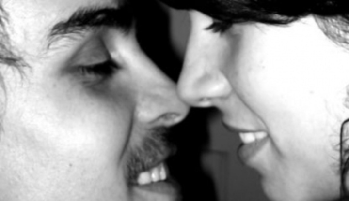 Černobílá fotografie zachycující mileneckou dvojici, která se chce políbit