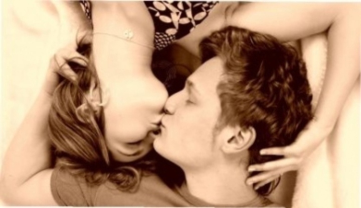 Černobílá fotografie mileneckého páru, který se líbá