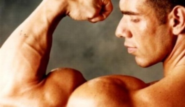 Fotografie muže pózující s bicepsem