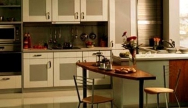 Snímek zachycující kuchyňskou linku s barovým pultem