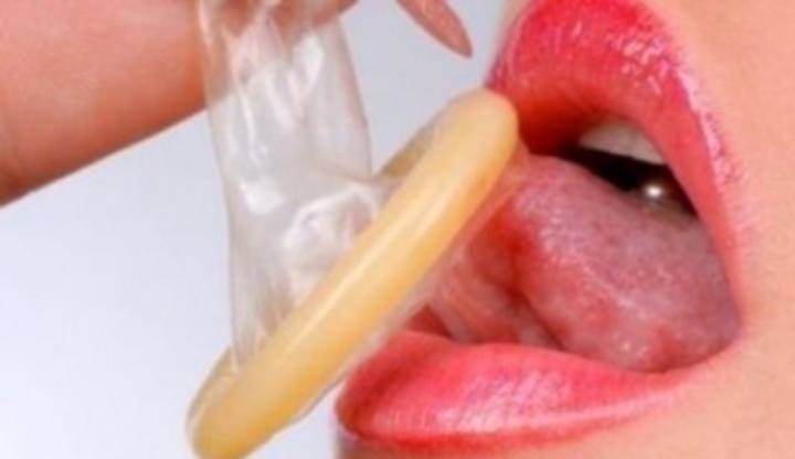 Snímek kdy žena olizuje kondom