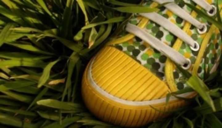 Detailní záběr na obuv stojící v trávě