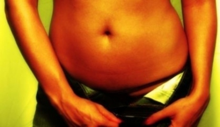 Fotografie zachycující odhalené břicho modelky a ukazující kalhotky