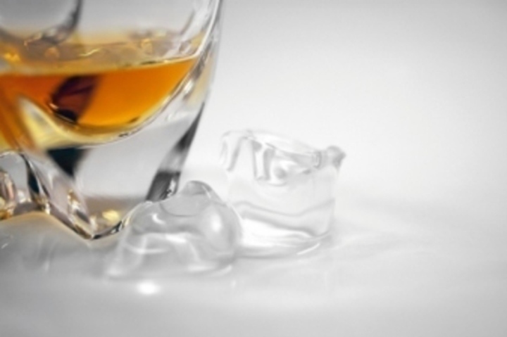 Detailní fotografie whiskey ve sklenici
