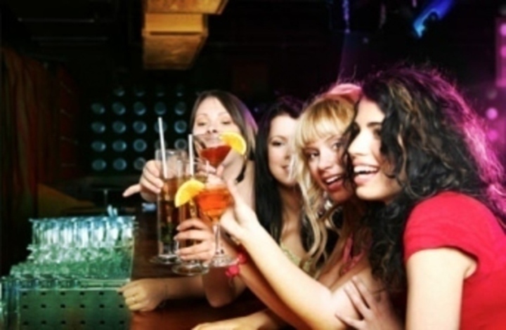 Fotografie čtyř žen na baru 