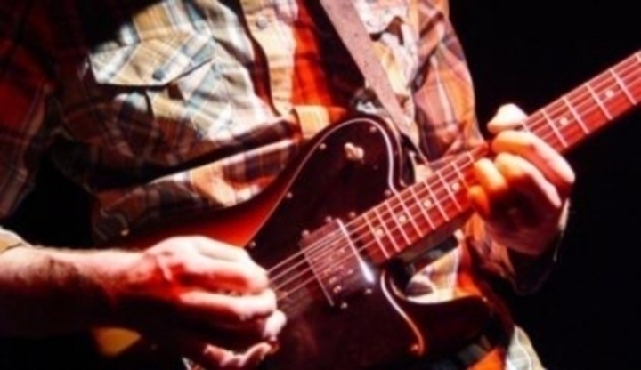 Detailní záběr na kytaru hráče na kytaru