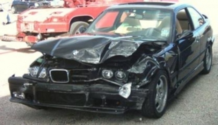Fotografie zničeného osobního automobilu zančky BMW