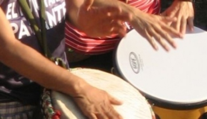 Fotografie zachycující hraní na bubny