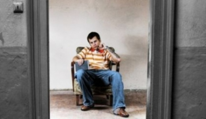 Fotografie muže sedícího v křesle
