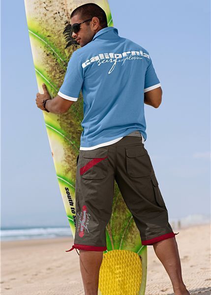 Fotografie muže, který drží prkno na surfování