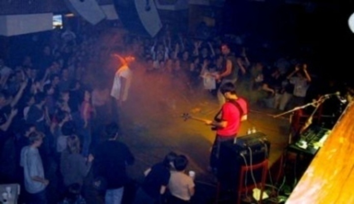 Fotografie zachycující koncert kapely a publika