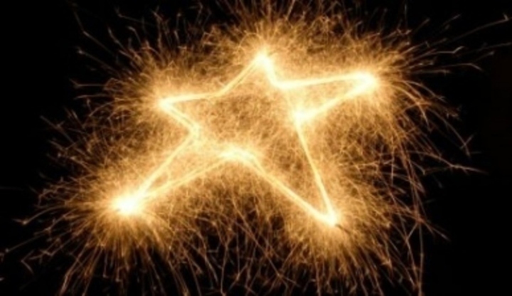 Fotografie ohňostroje ve tvaru hvězdy