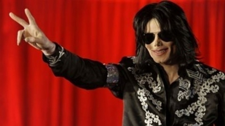 Zpěvák Michael Jackson při mávání svým fanouškům